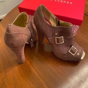 Elaine Turner Elan Suede Mushroom Heel size 8